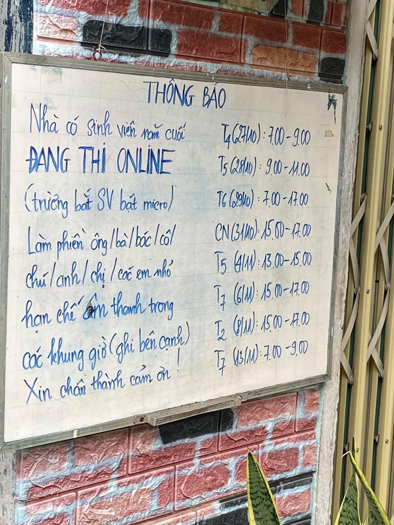 Nam sinh treo biển đang thi online trước cửa nhà - Ảnh 2.