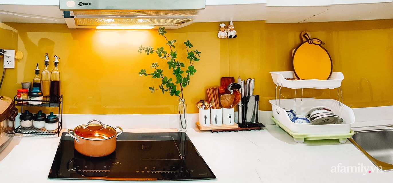 Trùm bếp dễ thương sẽ làm không gian nấu nướng thêm sinh động và ấm áp. Với sự sáng tạo và tinh tế, mẹ đã tạo ra một không gian bếp nhỏ lung linh được trang trí theo phong cách riêng của mình. Hãy để bếp trở thành một nơi đáng yêu và đặc biệt để bạn thực hiện những phép màu nấu ăn.