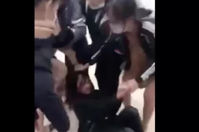 Xôn xao clip một nữ sinh bị nhóm bạn liên tục giật tóc, đạp vào mặt