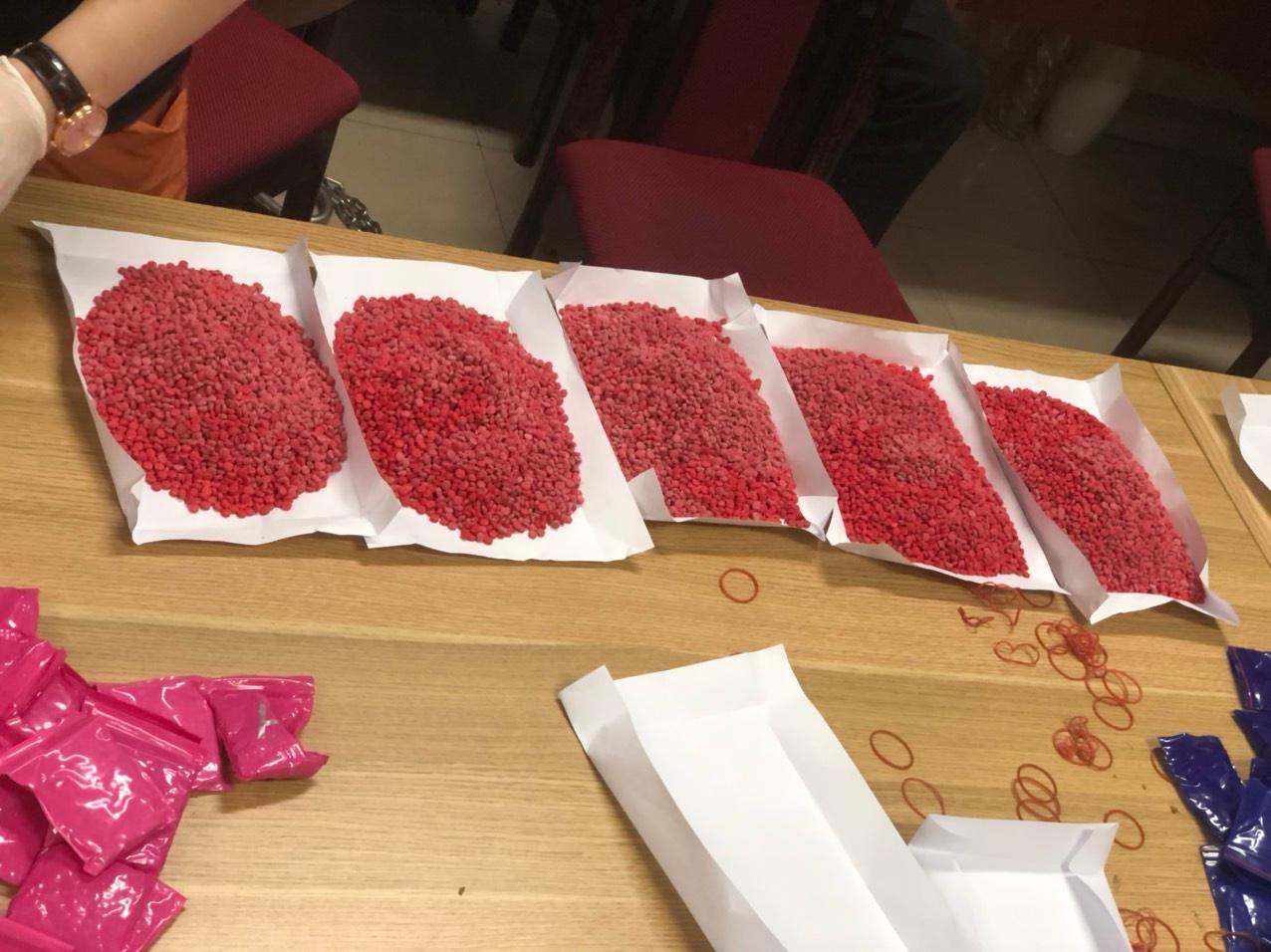 Tạm giữ cặp t&igrave;nh nh&acirc;n 9X mua b&aacute;n 35.600 vi&ecirc;n ma t&uacute;y - Ảnh 2.