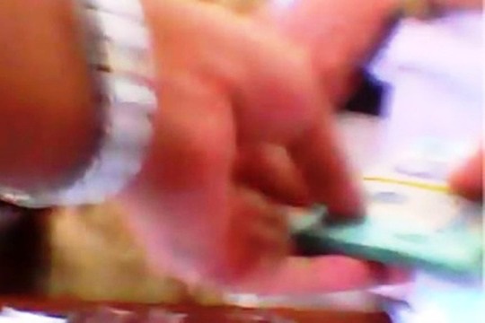 Vụ tống tiền ly kỳ: Y&ecirc;u cầu bỏ tiền v&agrave;o vali, đưa l&ecirc;n xe nh&agrave; b&aacute;o - Ảnh 1.