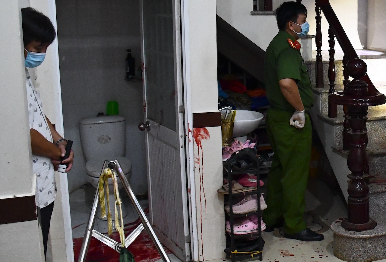 Nh&acirc;n vụ vợ chồng nguy&ecirc;n GĐ Sở X&acirc;y dựng Tr&agrave; Vinh bị đ&acirc;m trọng thương: Cảnh s&aacute;t chỉ kỹ năng ph&ograve;ng vệ khi gi&aacute;p mặt kẻ trộm - Ảnh 1.