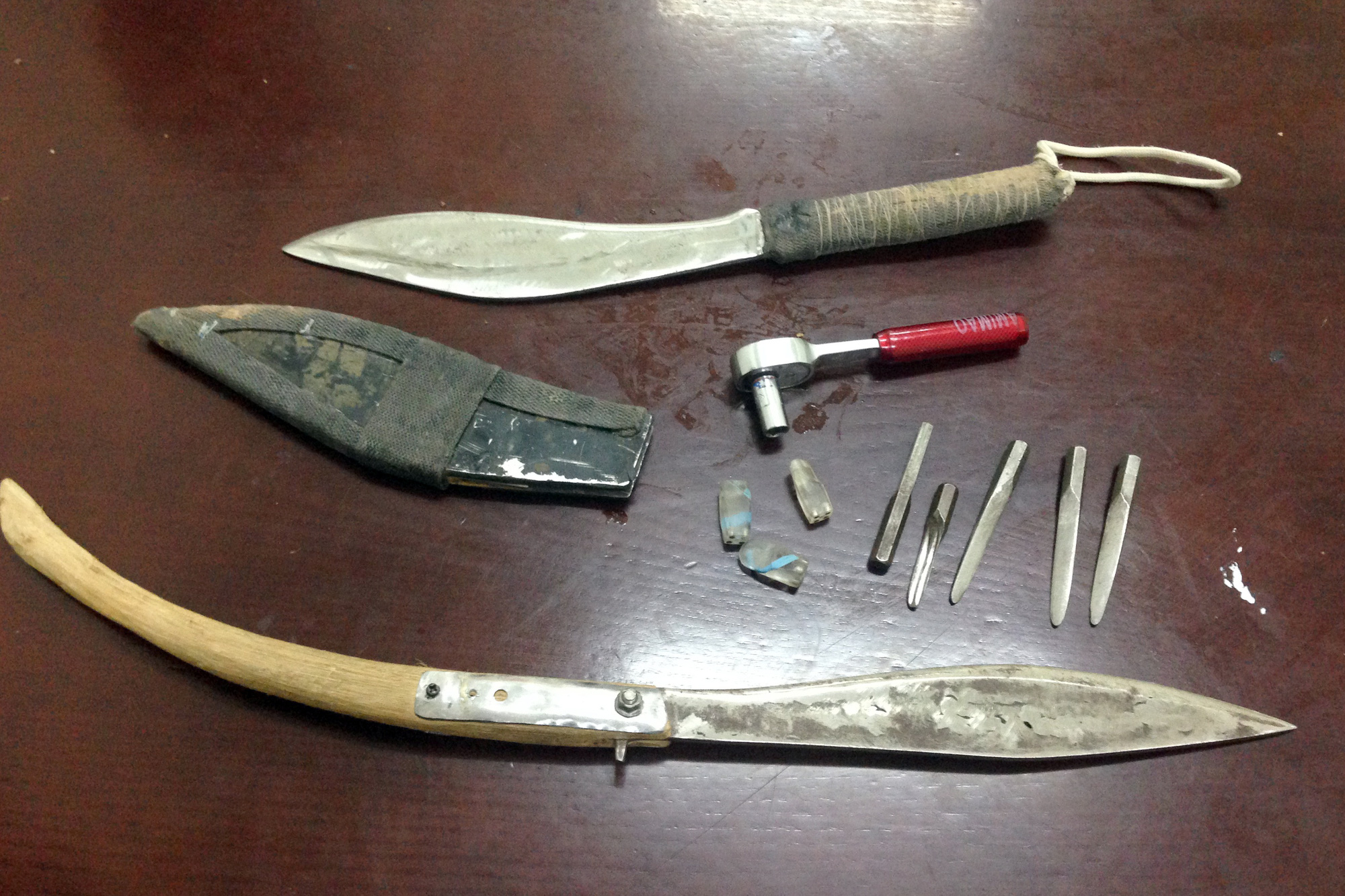 Nh&acirc;n vụ vợ chồng nguy&ecirc;n GĐ Sở X&acirc;y dựng Tr&agrave; Vinh bị đ&acirc;m trọng thương: Cảnh s&aacute;t chỉ kỹ năng ph&ograve;ng vệ khi gi&aacute;p mặt kẻ trộm - Ảnh 2.