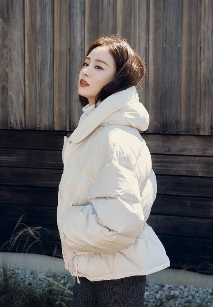 Kim Tae Hee 41 tuổi như thiếu nữ khi diện loạt váy áo thu - Ảnh 6.