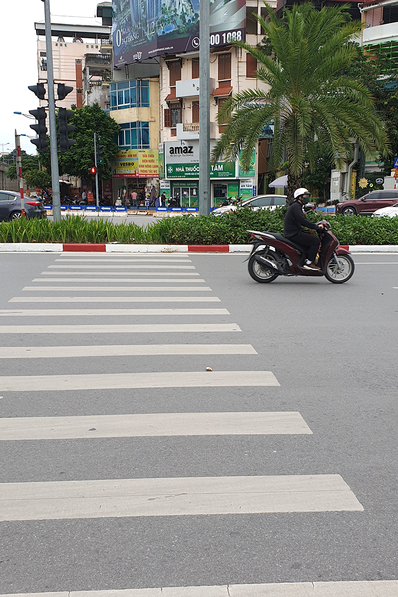 Những vạch sang đường làm khó người đi bộ - Ảnh 9.