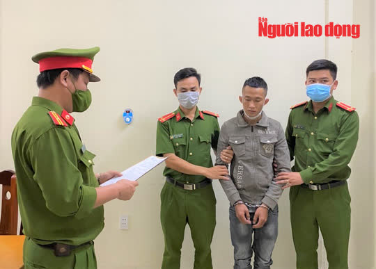 Tạm giữ khẩn cấp 2 kẻ tấn công dã man nam sinh trước cổng trường - Ảnh 2.