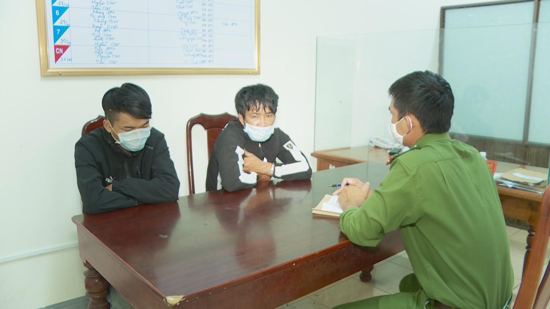 Đ&ocirc;i bạn t&ugrave; tiếp tục đưa nhau quay lại... nh&agrave; giam - Ảnh 1.