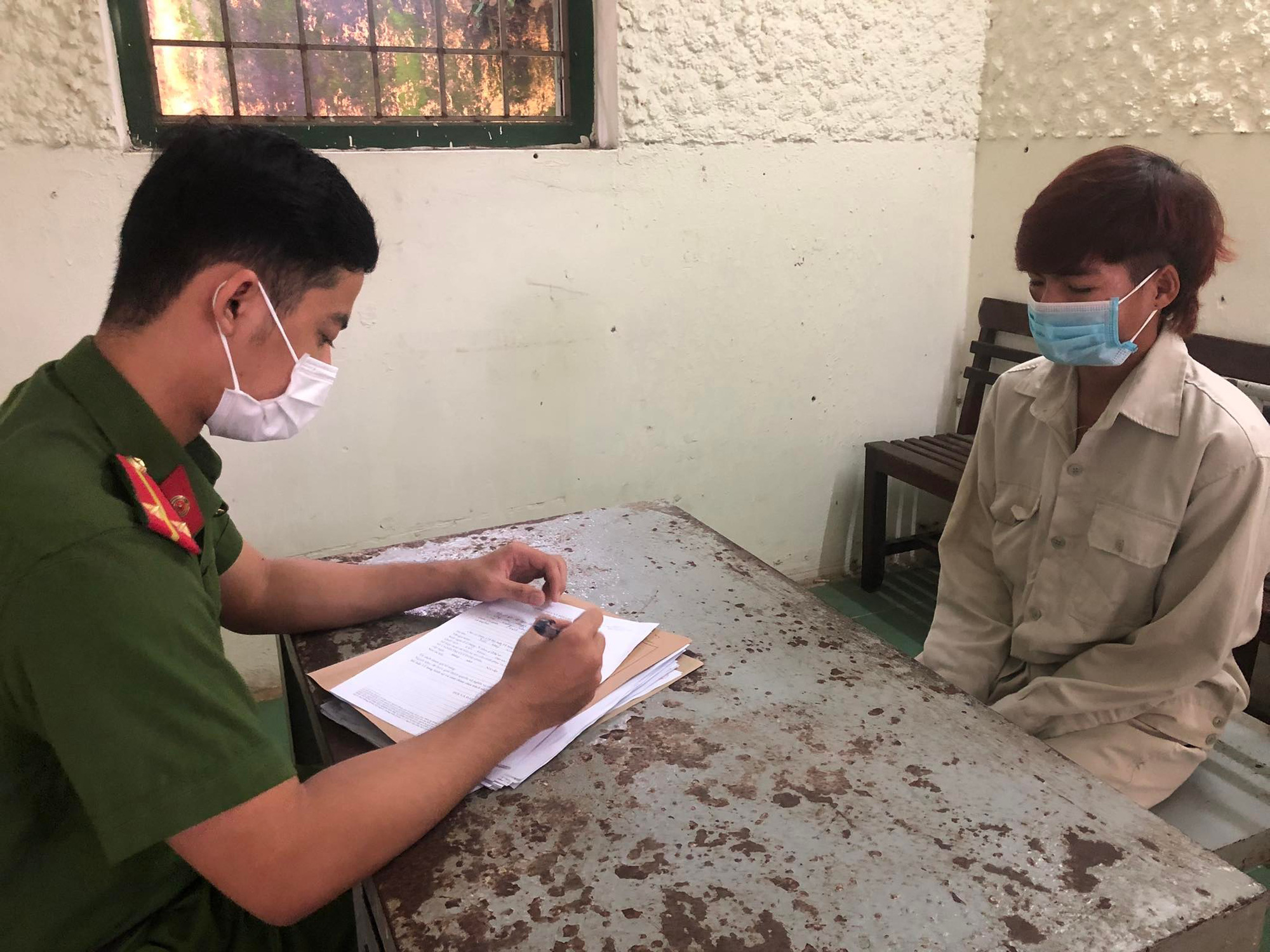 Đ&agrave; Nẵng: Bị ph&aacute;t hiện, t&ecirc;n trộm cầm b&uacute;a đập li&ecirc;n tiếp v&agrave;o mặt của chủ nh&agrave; - Ảnh 1.