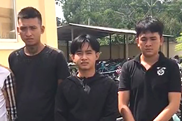 Tạm giữ nh&oacute;m chuy&ecirc;n chặn đường 'xin đểu' ở TP.HCM - Ảnh 1.