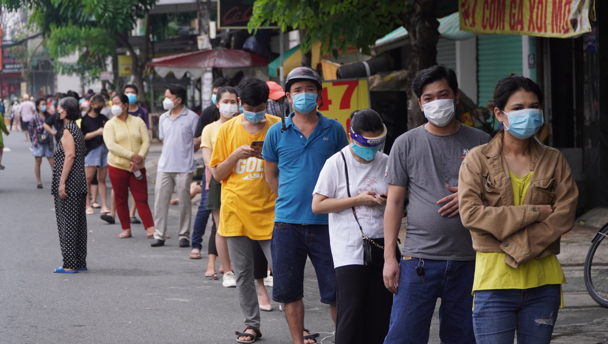 Người dân quay lại làm việc, đường phố TP HCM đông nghẹt ngày đầu tuần - Ảnh 18.