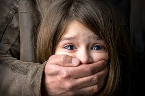 Những đứa trẻ bị chính cha mẹ mình bắt cóc và những tổn thương tâm lý nặng nề mà chúng phải gánh chịu - Ảnh 1.