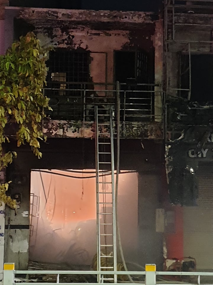 TP.HCM: 2 căn nhà mặt phố bốc cháy dữ dội, 1 nam thanh niên tử vong tại chỗ - Ảnh 4.