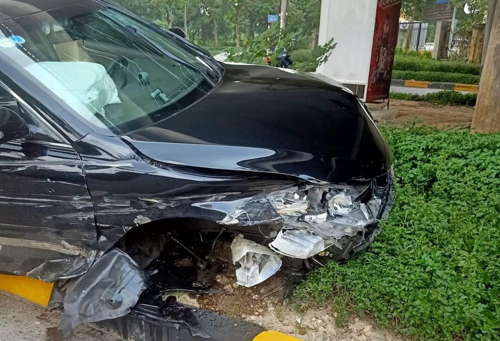 Rùng mình khoảnh khắc ô tô Camry đâm xe máy, kéo lê hàng trăm mét  - Ảnh 2.