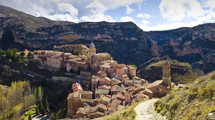 Albarracin - Thị trấn thời trung cổ khiến du khách &quot;lạc bước&quot; - Ảnh 4.