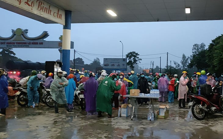 Thanh Hóa: Cuộc hồi hương hơn 1 nghìn cây số dưới trời mưa tầm tã