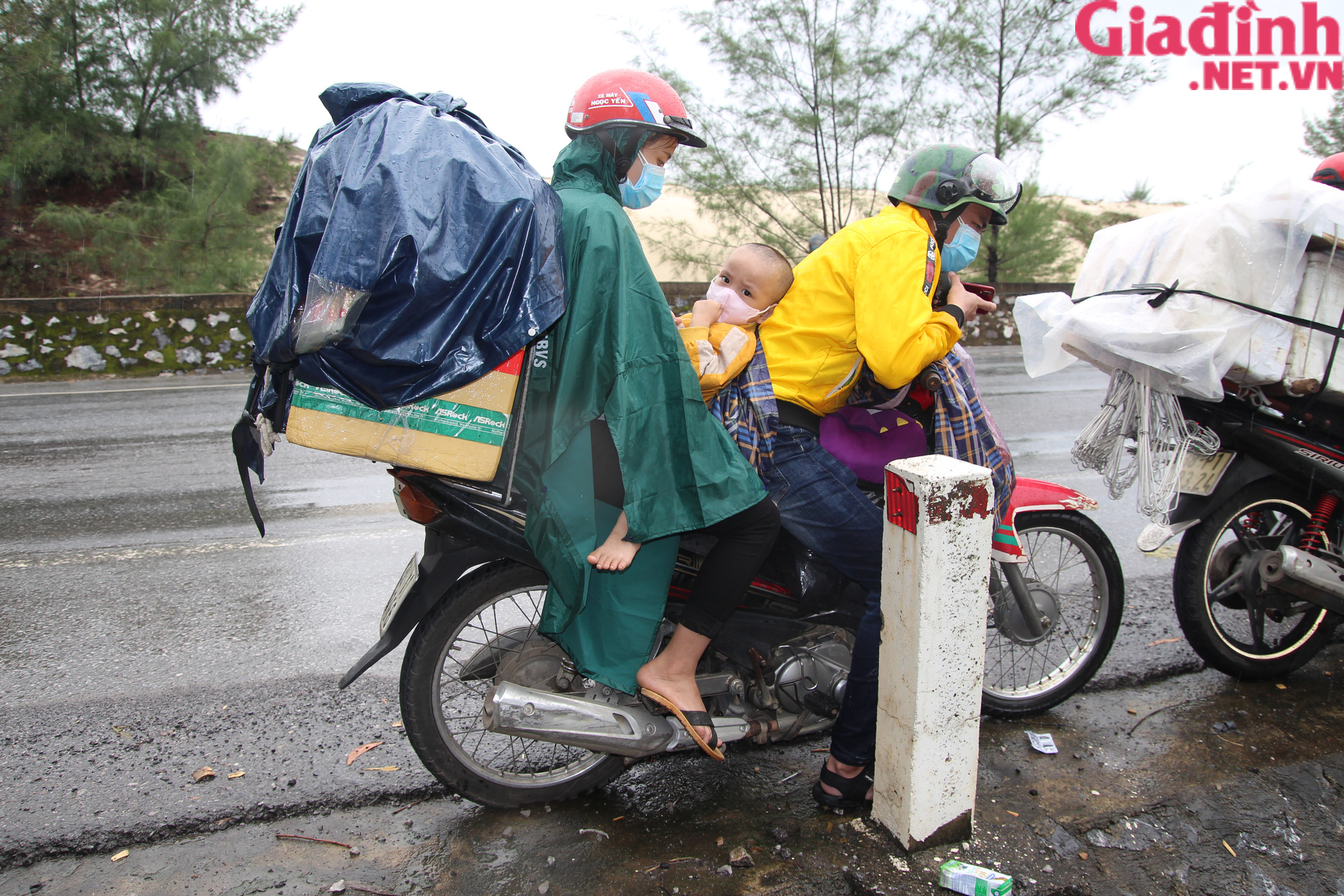 Những đứa trẻ và hành trình thiên lý “đội nắng, dầm mưa” cùng người thân hồi hương - Ảnh 4.