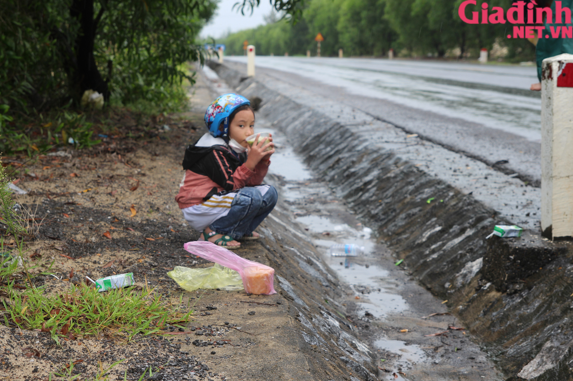 Những đứa trẻ và hành trình thiên lý “đội nắng, dầm mưa” cùng người thân hồi hương - Ảnh 6.