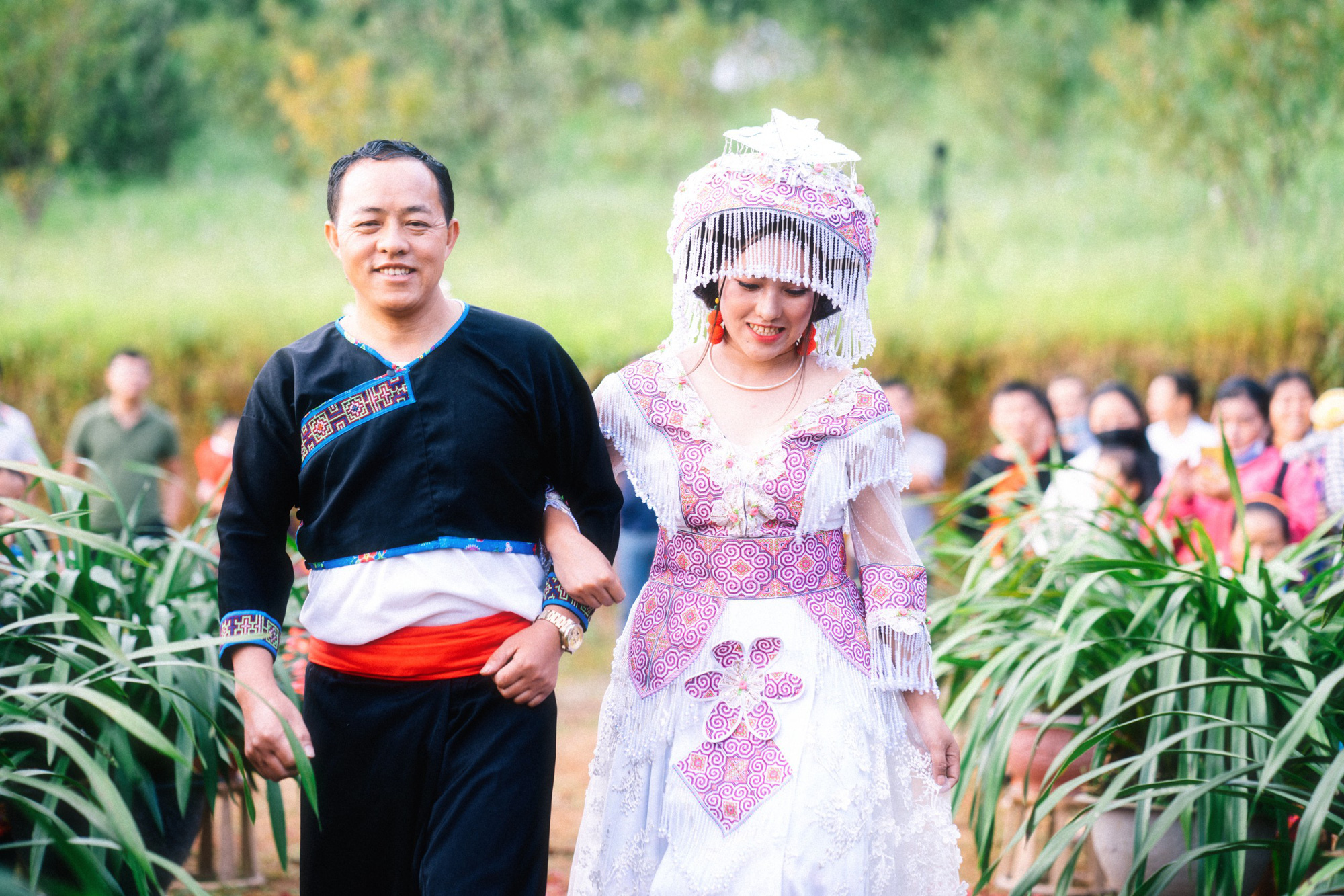 Đám cưới lãng mạn giữa núi rừng của chú rể Sài Gòn và cô dâu H'Mông - Ảnh 4.