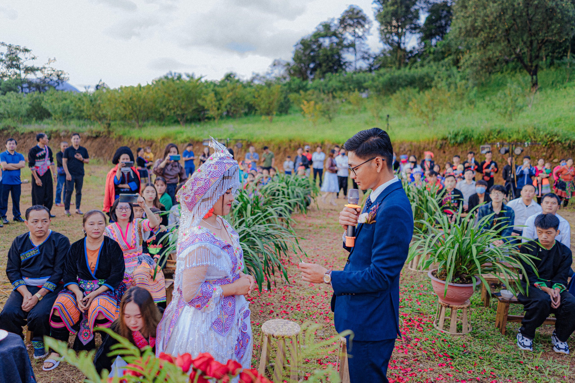 Đám cưới lãng mạn giữa núi rừng của chú rể Sài Gòn và cô dâu H'Mông - Ảnh 6.