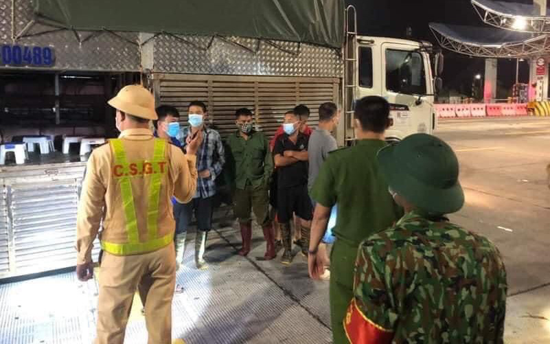 Quảng Ninh: Phát hiện 4 người trốn trong xe chở gia súc để qua chốt 