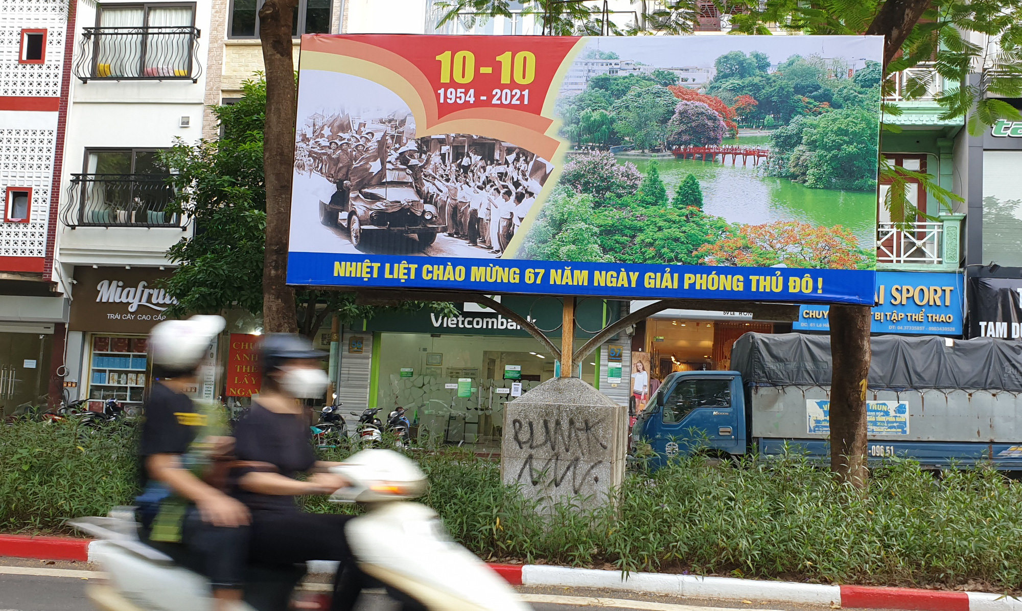 Đường phố Hà Nội rực rỡ pano, áp phích chào mừng kỷ niệm 67 năm Ngày Giải phóng Thủ đô - Ảnh 11.