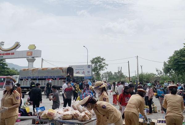 Thanh Hóa: Cảnh sát giao thông hối hả đón tiếp, dẫn đường người dân trở về quê - Ảnh 3.