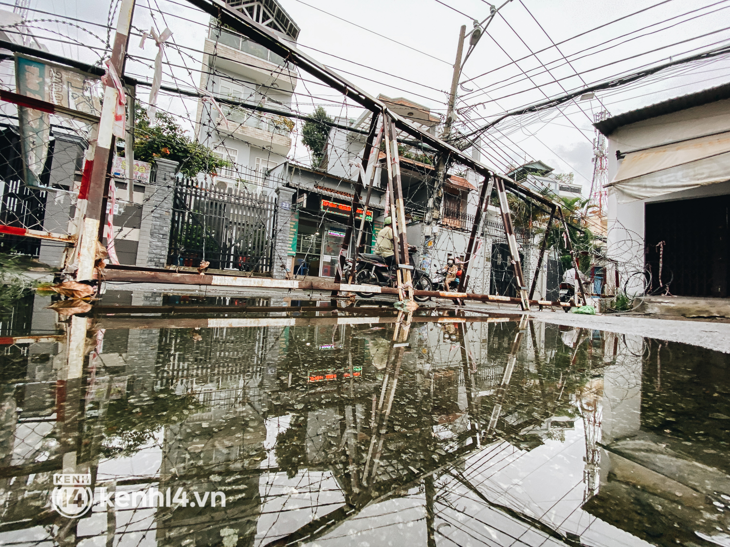 Người Sài Gòn chui hàng rào thép gai để giao hàng vì chốt chặn vẫn chưa được tháo dỡ - Ảnh 12. Người Sài Gòn chui hàng rào thép gai để giao hàng vì chốt chặn vẫn chưa được tháo dỡ - Ảnh 12.