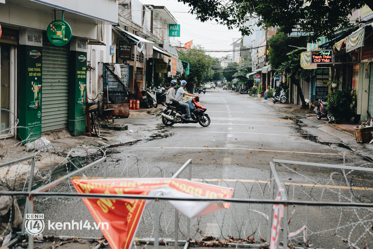 Người Sài Gòn chui hàng rào thép gai để giao hàng vì chốt chặn vẫn chưa được tháo dỡ - Ảnh 3. Người Sài Gòn chui hàng rào thép gai để giao hàng vì chốt chặn vẫn chưa được tháo dỡ - Ảnh 3.