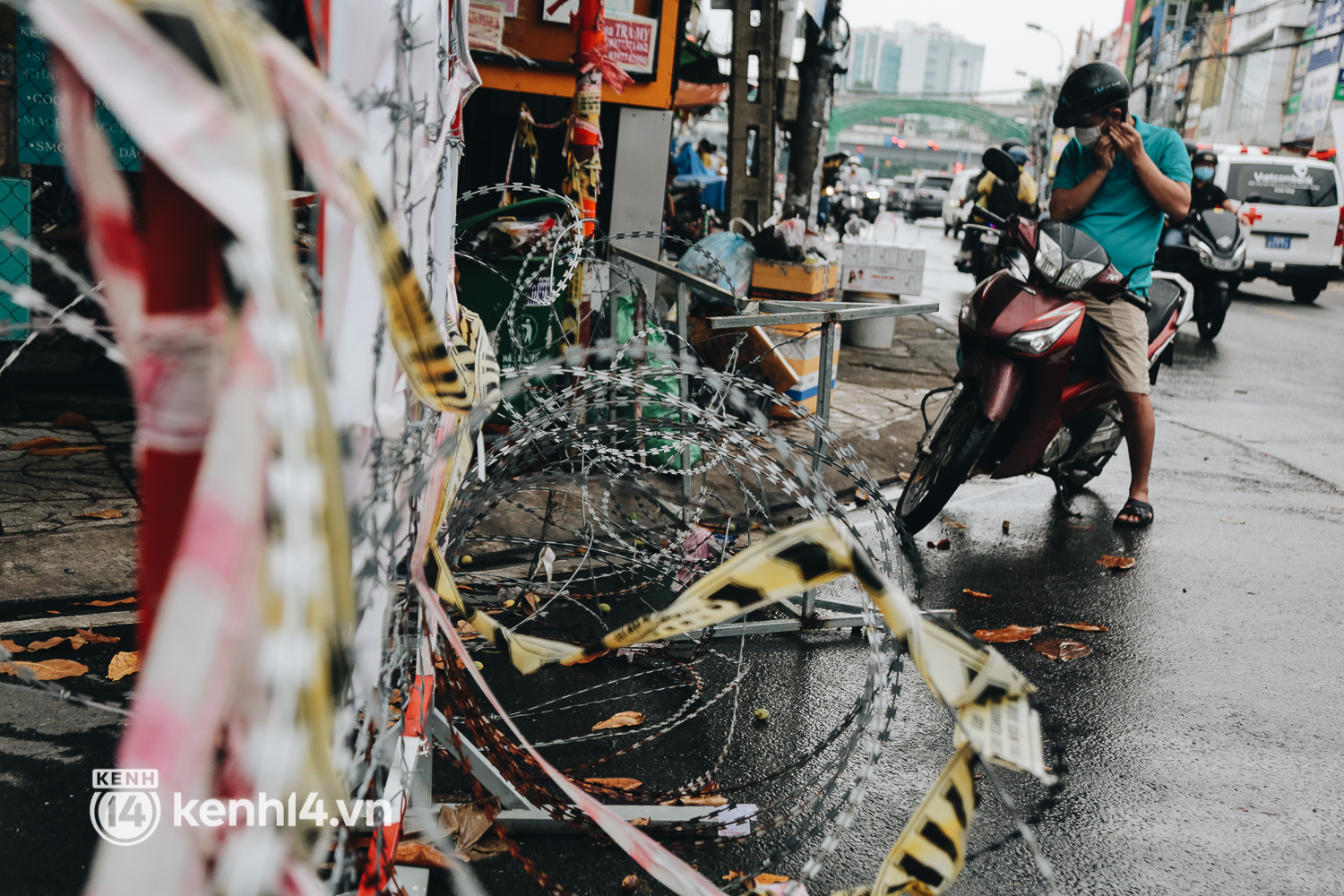Người Sài Gòn chui hàng rào thép gai để giao hàng vì chốt chặn vẫn chưa được tháo dỡ - Ảnh 5. Người Sài Gòn chui hàng rào thép gai để giao hàng vì chốt chặn vẫn chưa được tháo dỡ - Ảnh 5.
