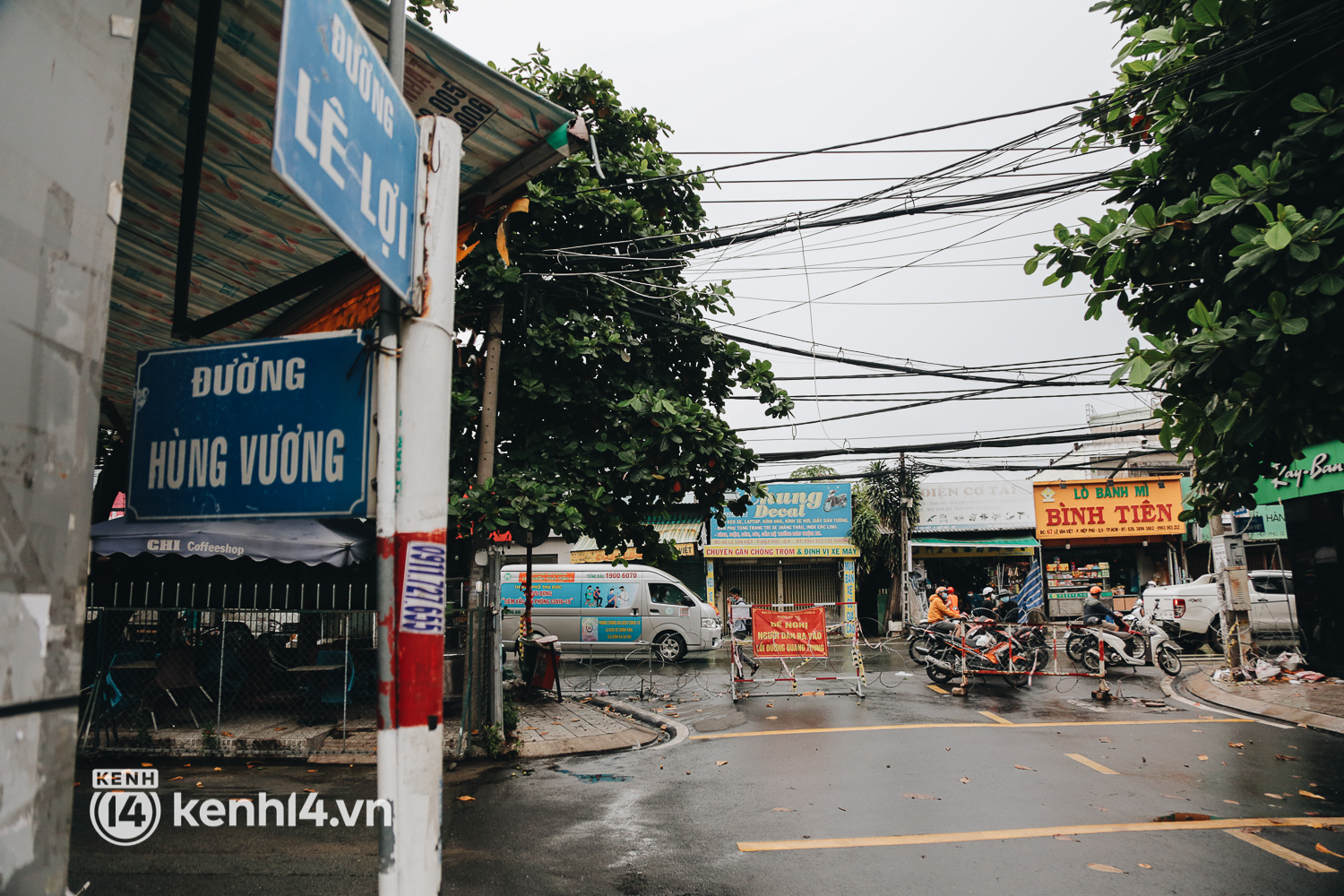Người Sài Gòn chui hàng rào thép gai để giao hàng vì chốt chặn vẫn chưa được tháo dỡ - Ảnh 4. Người Sài Gòn chui hàng rào thép gai để giao hàng vì chốt chặn vẫn chưa được tháo dỡ - Ảnh 4.