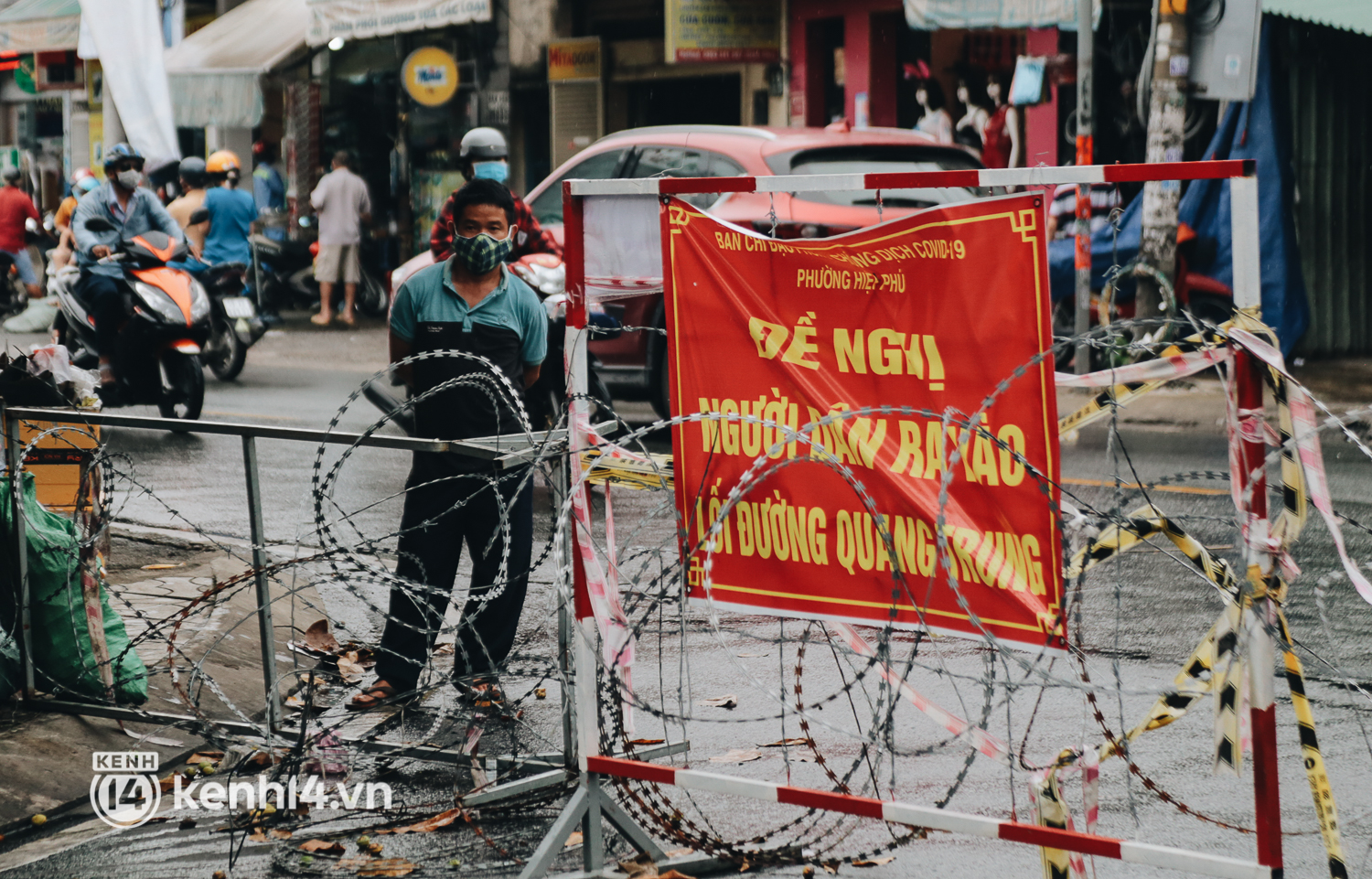 Người Sài Gòn chui hàng rào thép gai để giao hàng vì chốt chặn vẫn chưa được tháo dỡ - Ảnh 8. Người Sài Gòn chui hàng rào thép gai để giao hàng vì chốt chặn vẫn chưa được tháo dỡ - Ảnh 8.