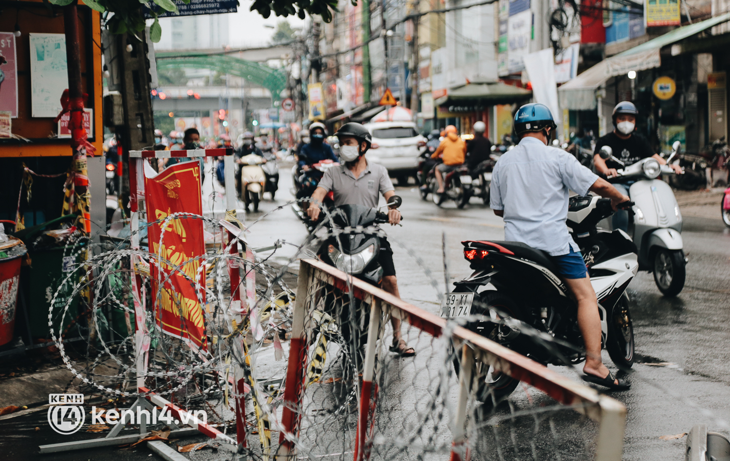 Người Sài Gòn chui hàng rào thép gai để giao hàng vì chốt chặn vẫn chưa được tháo dỡ - Ảnh 7. Người Sài Gòn chui hàng rào thép gai để giao hàng vì chốt chặn vẫn chưa được tháo dỡ - Ảnh 7.