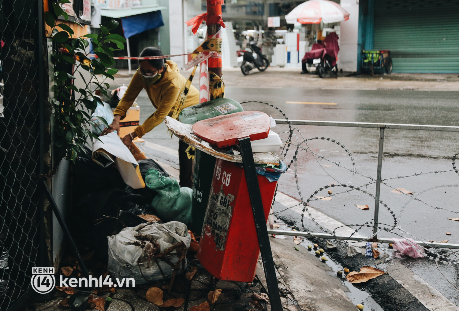 Người Sài Gòn chui hàng rào thép gai để giao hàng vì chốt chặn vẫn chưa được tháo dỡ - Ảnh 10. Người Sài Gòn chui hàng rào thép gai để giao hàng vì chốt chặn vẫn chưa được tháo dỡ - Ảnh 10.