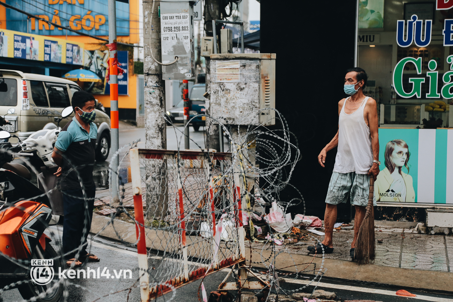 Người Sài Gòn chui hàng rào thép gai để giao hàng vì chốt chặn vẫn chưa được tháo dỡ - Ảnh 9. Người Sài Gòn chui hàng rào thép gai để giao hàng vì chốt chặn vẫn chưa được tháo dỡ - Ảnh 9.