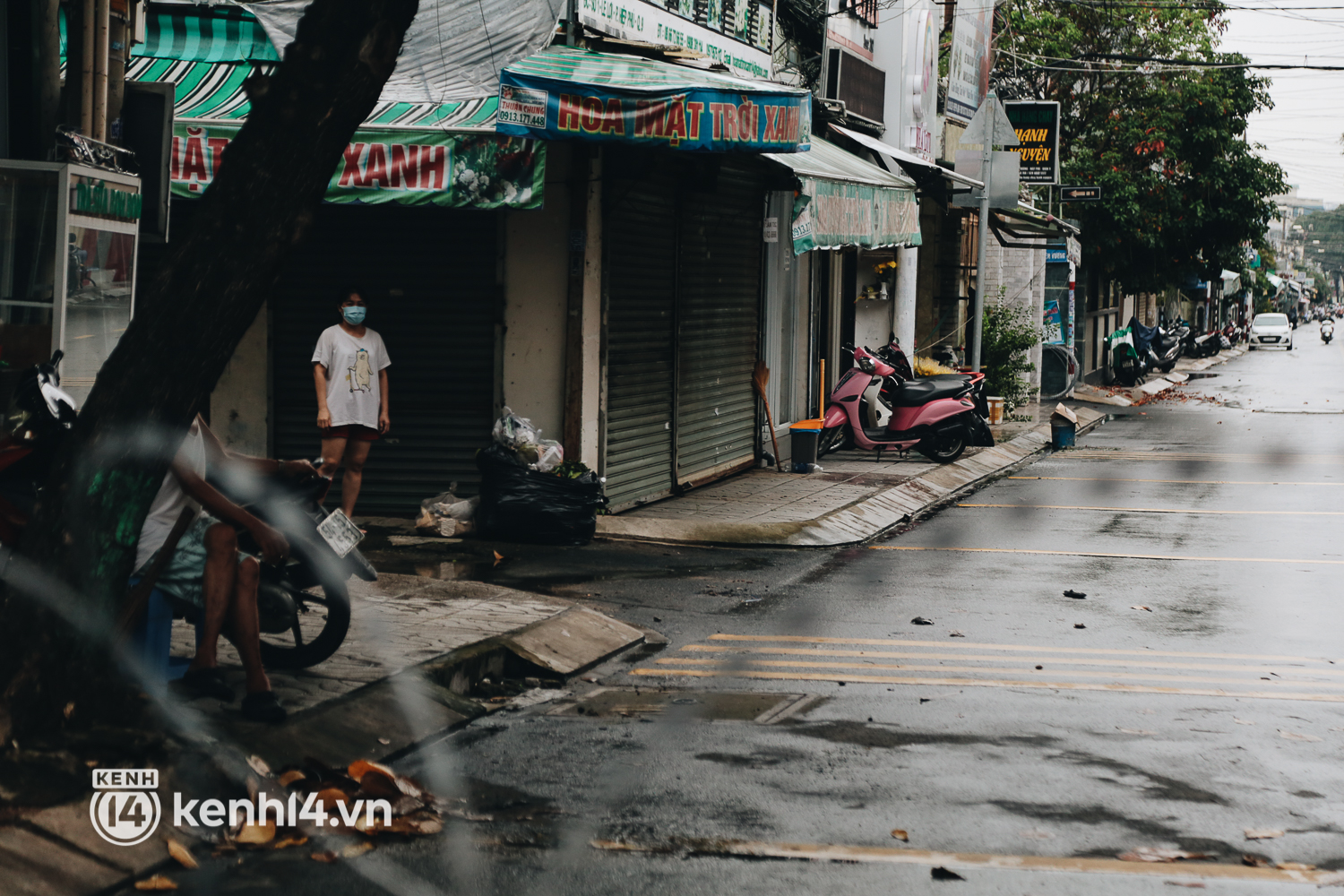 Người Sài Gòn chui hàng rào thép gai để giao hàng vì chốt chặn vẫn chưa được tháo dỡ - Ảnh 11. Người Sài Gòn chui hàng rào thép gai để giao hàng vì chốt chặn vẫn chưa được tháo dỡ - Ảnh 11.