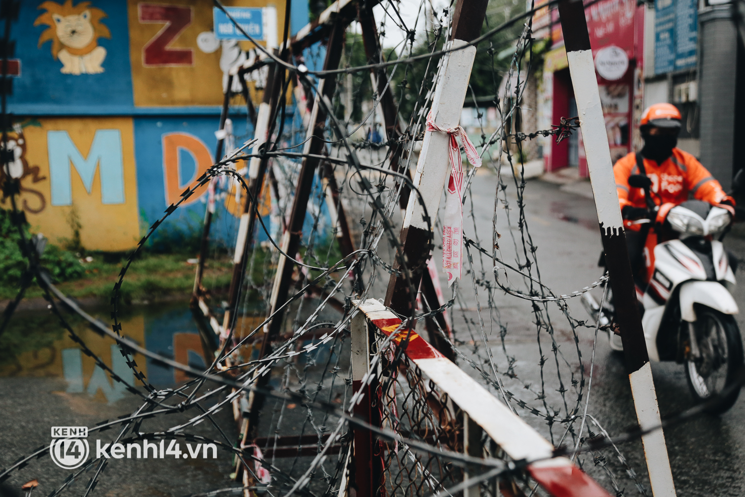 Người Sài Gòn chui hàng rào thép gai để giao hàng vì chốt chặn vẫn chưa được tháo dỡ - Ảnh 13. Người Sài Gòn chui hàng rào thép gai để giao hàng vì chốt chặn vẫn chưa được tháo dỡ - Ảnh 13.