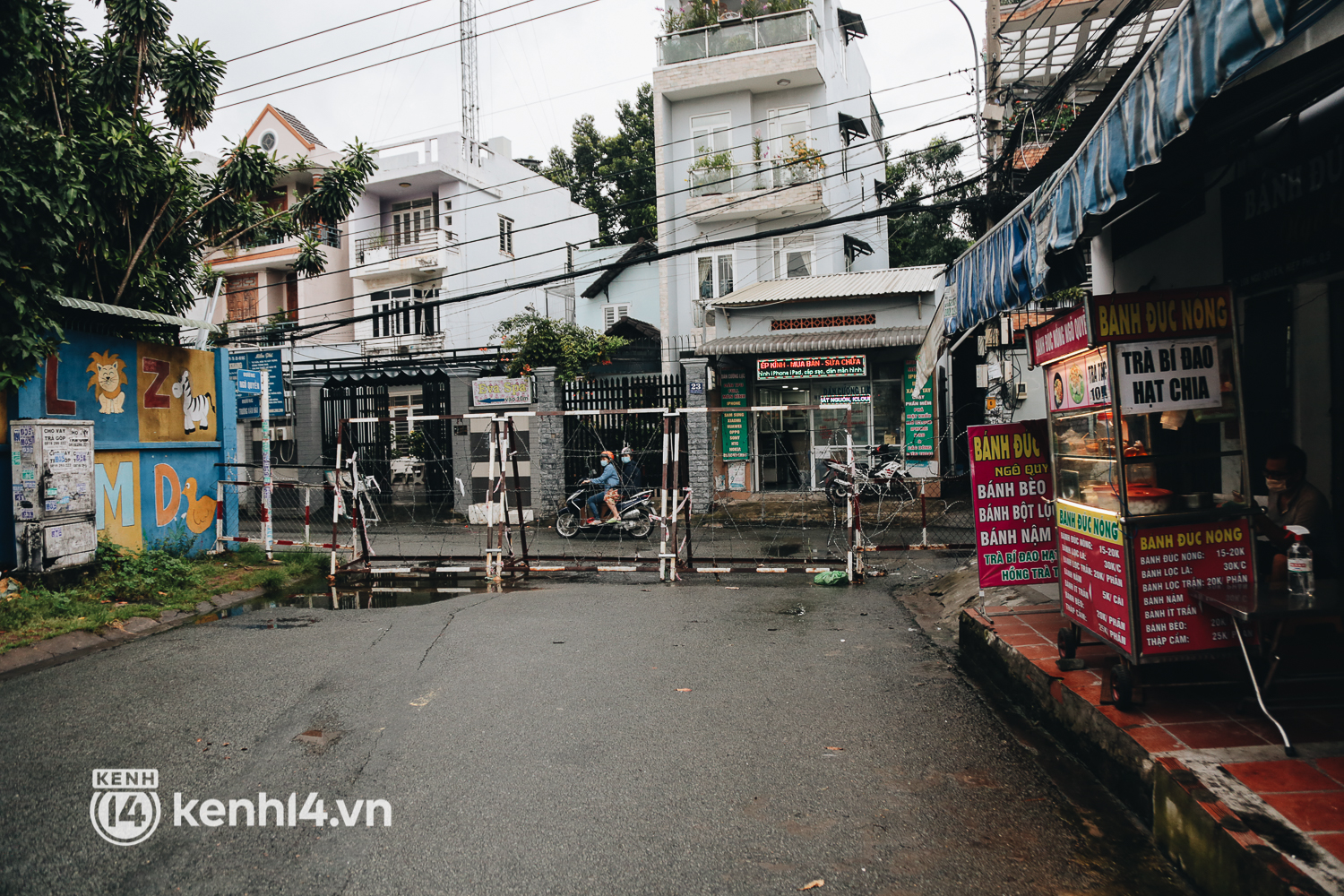 Người Sài Gòn chui hàng rào thép gai để giao hàng vì chốt chặn vẫn chưa được tháo dỡ - Ảnh 15. Người Sài Gòn chui hàng rào thép gai để giao hàng vì chốt chặn vẫn chưa được tháo dỡ - Ảnh 15.