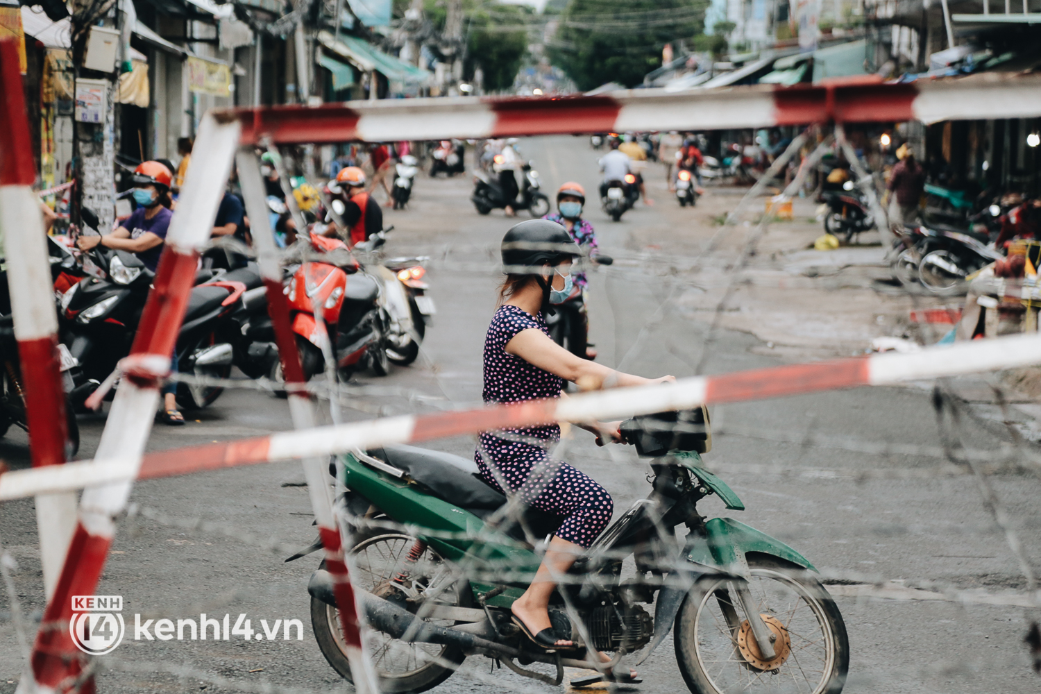 Người Sài Gòn chui hàng rào thép gai để giao hàng vì chốt chặn vẫn chưa được tháo dỡ - Ảnh 17. Người Sài Gòn chui hàng rào thép gai để giao hàng vì chốt chặn vẫn chưa được tháo dỡ - Ảnh 17.