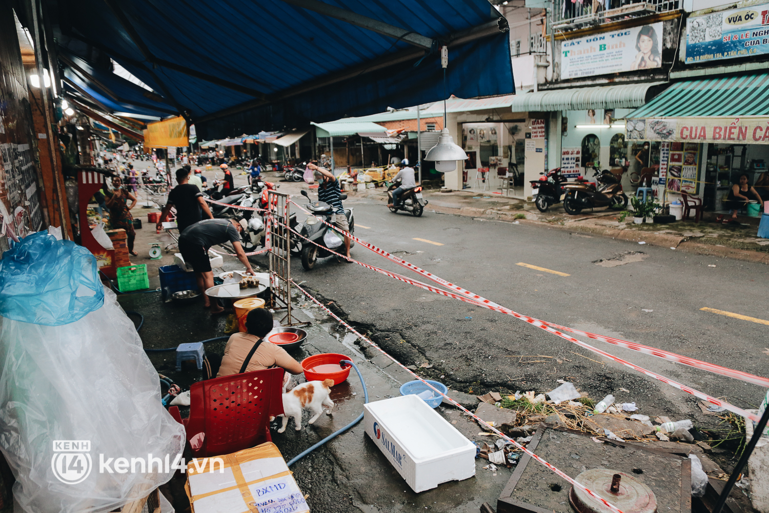 Người Sài Gòn chui hàng rào thép gai để giao hàng vì chốt chặn vẫn chưa được tháo dỡ - Ảnh 18. Người Sài Gòn chui hàng rào thép gai để giao hàng vì chốt chặn vẫn chưa được tháo dỡ - Ảnh 18.