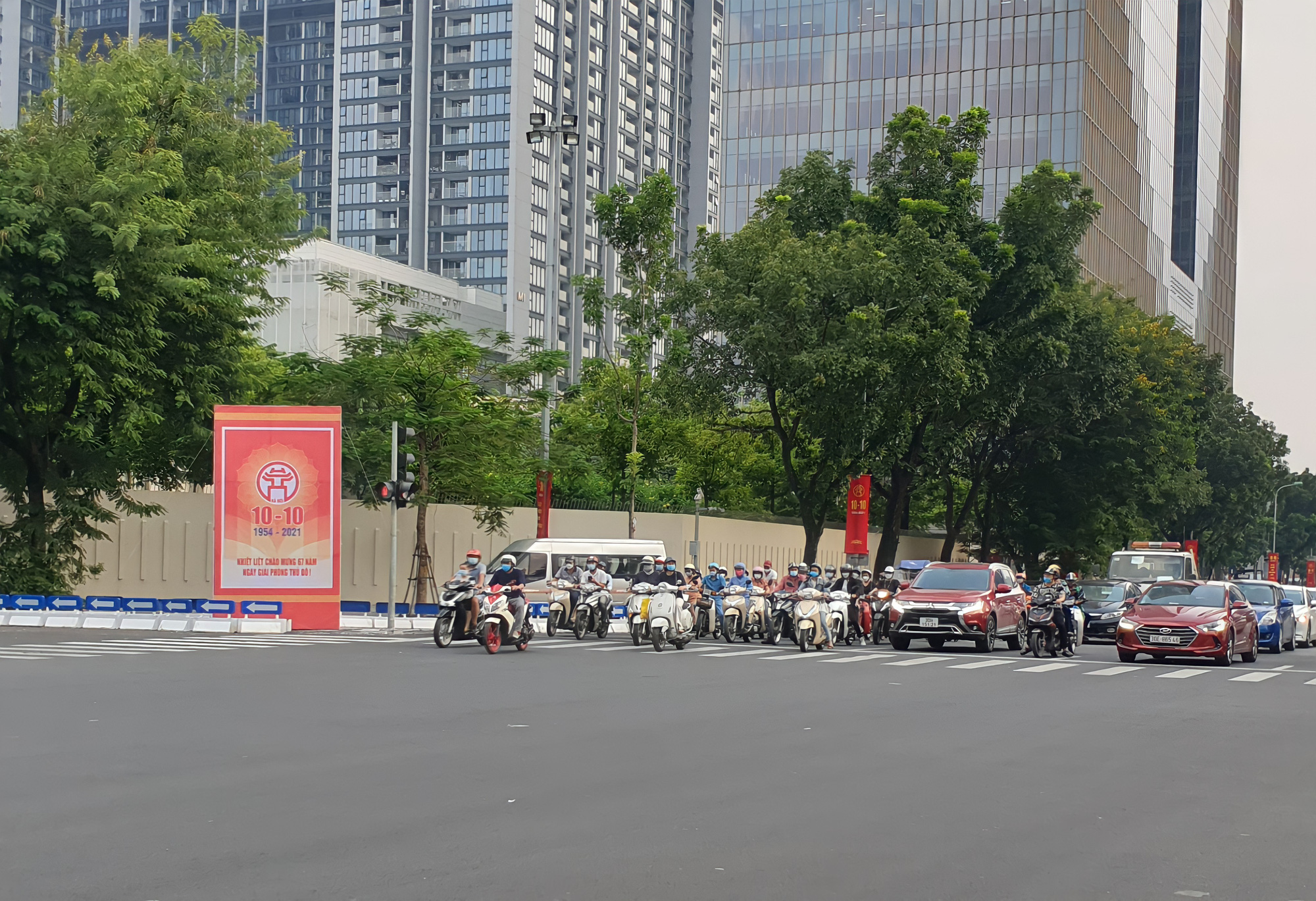 Đường phố Hà Nội rực rỡ pano, áp phích chào mừng kỷ niệm 67 năm Ngày Giải phóng Thủ đô - Ảnh 4.