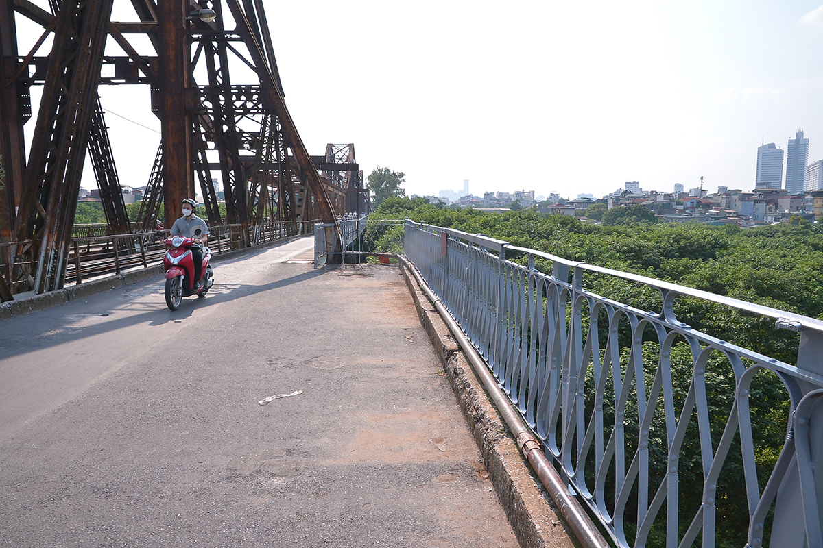 Hình ảnh vô cùng khác biệt trên cầu Long Biên trước và sau khi được sơn mới - Ảnh 15.
