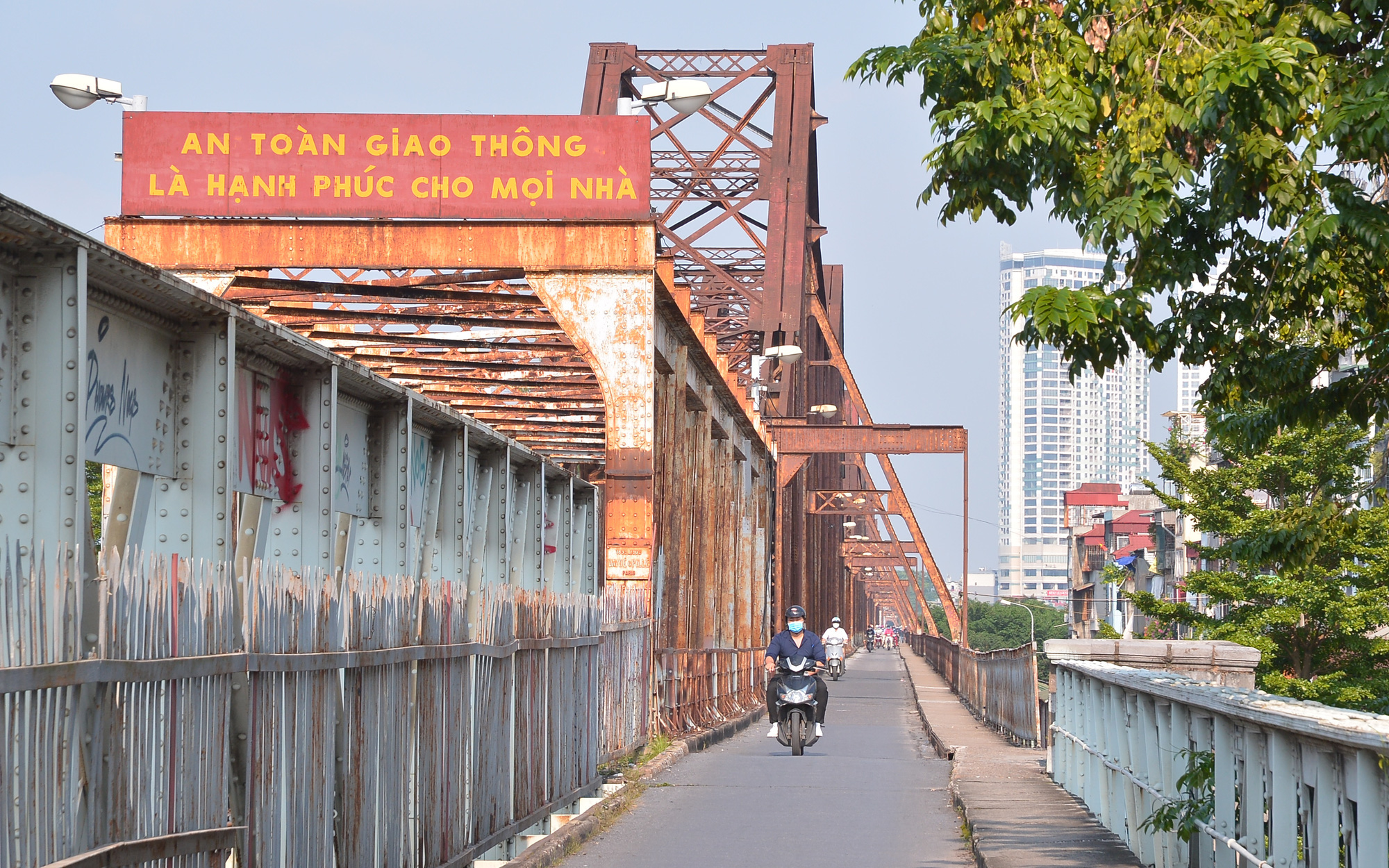 Hình ảnh vô cùng khác biệt trên cầu Long Biên trước và sau khi được sơn mới