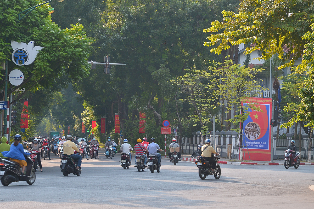 Đường phố Hà Nội rực rỡ pano, áp phích chào mừng kỷ niệm 67 năm Ngày Giải phóng Thủ đô - Ảnh 8.