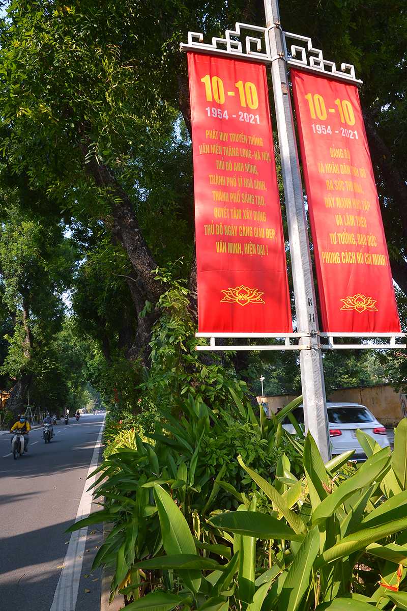 Đường phố Hà Nội rực rỡ pano, áp phích chào mừng kỷ niệm 67 năm Ngày Giải phóng Thủ đô - Ảnh 5.