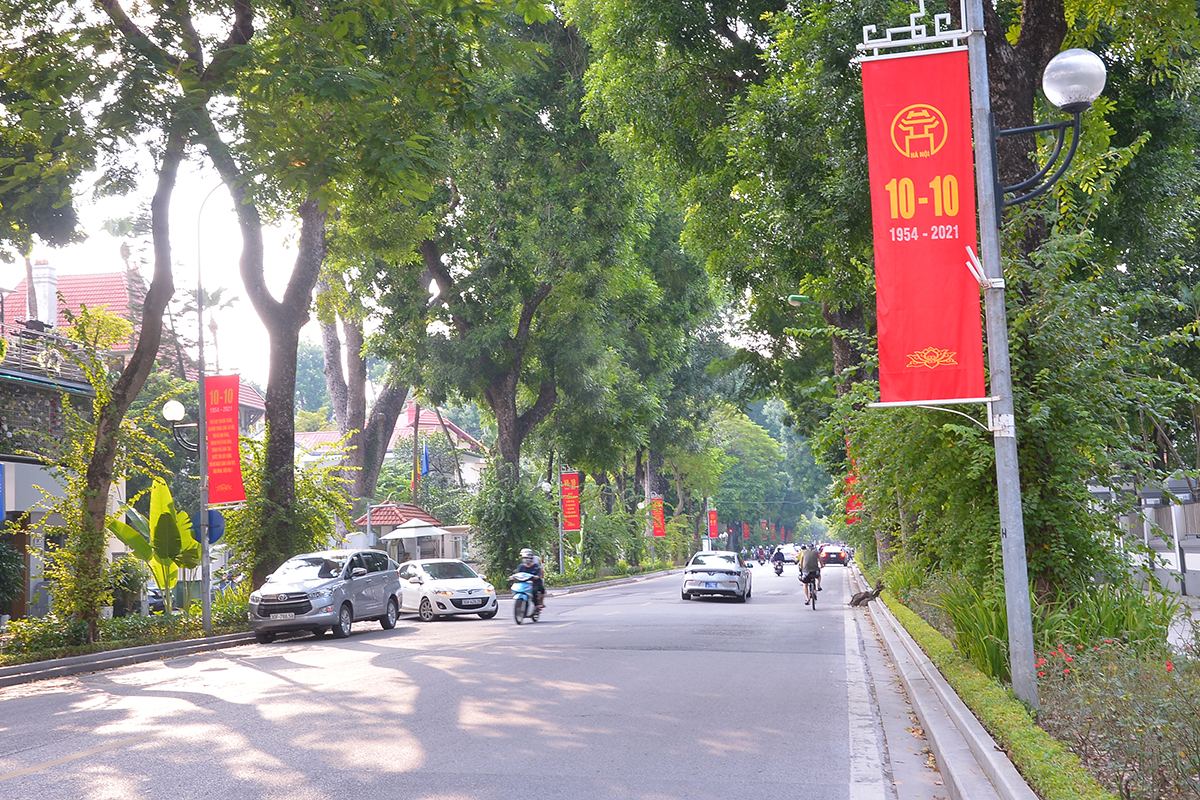 Đường phố Hà Nội rực rỡ pano, áp phích chào mừng kỷ niệm 67 năm Ngày Giải phóng Thủ đô - Ảnh 6.