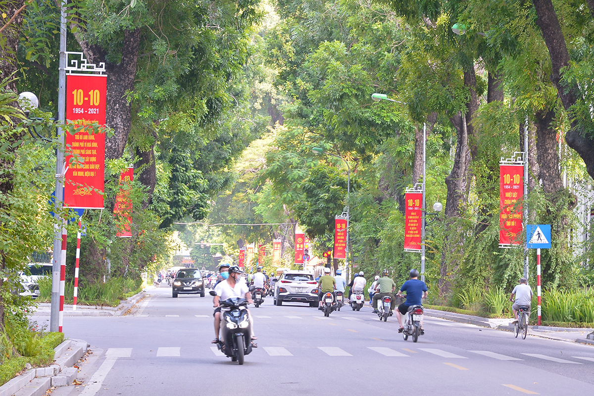 Đường phố Hà Nội rực rỡ pano, áp phích chào mừng kỷ niệm 67 năm Ngày Giải phóng Thủ đô - Ảnh 7.