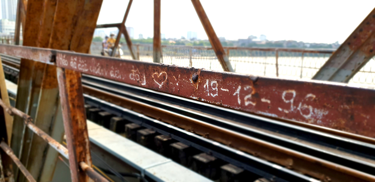 Nhìn lại những minh chứng tình yêu của các lứa đôi trên cầu Long Biên trước ngày bị xóa nhóa vĩnh viễn - Ảnh 15.