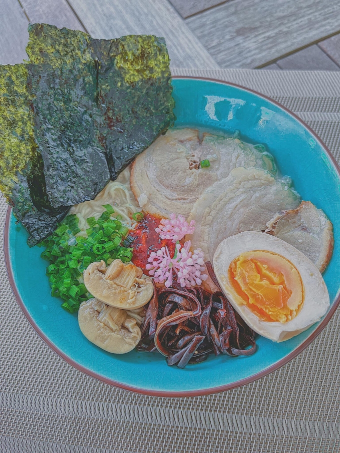 Lan Khuê 'kết chương' nấu ăn bằng món mì ramen Nhật Bản - Ảnh 1.