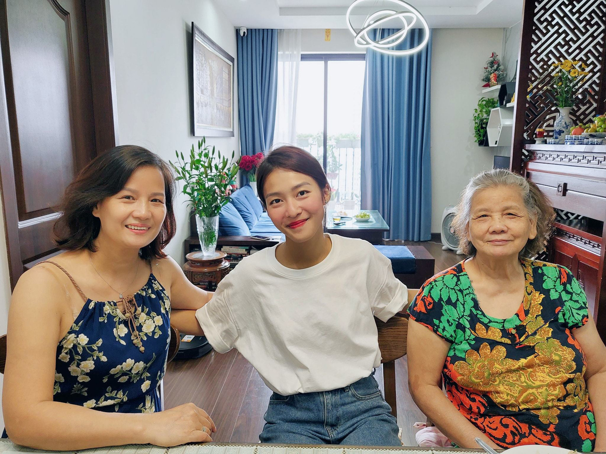 Khả Ngân đến thăm gia đình Thanh Sơn hậu đóng máy phim '11 tháng 5 ngày' - Ảnh 1.