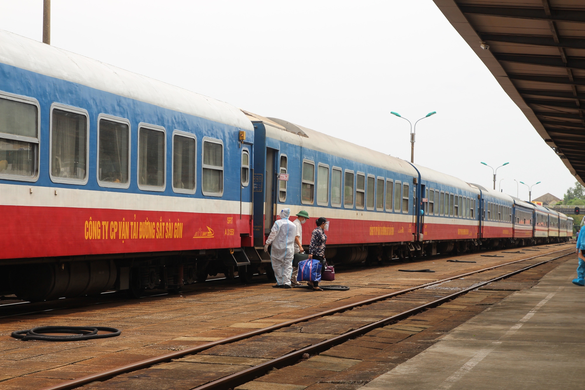 Hình ảnh xúc động từ chuyến tàu 'đặc biệt' đưa công dân Quảng Bình trở về quê hương  - Ảnh 2.